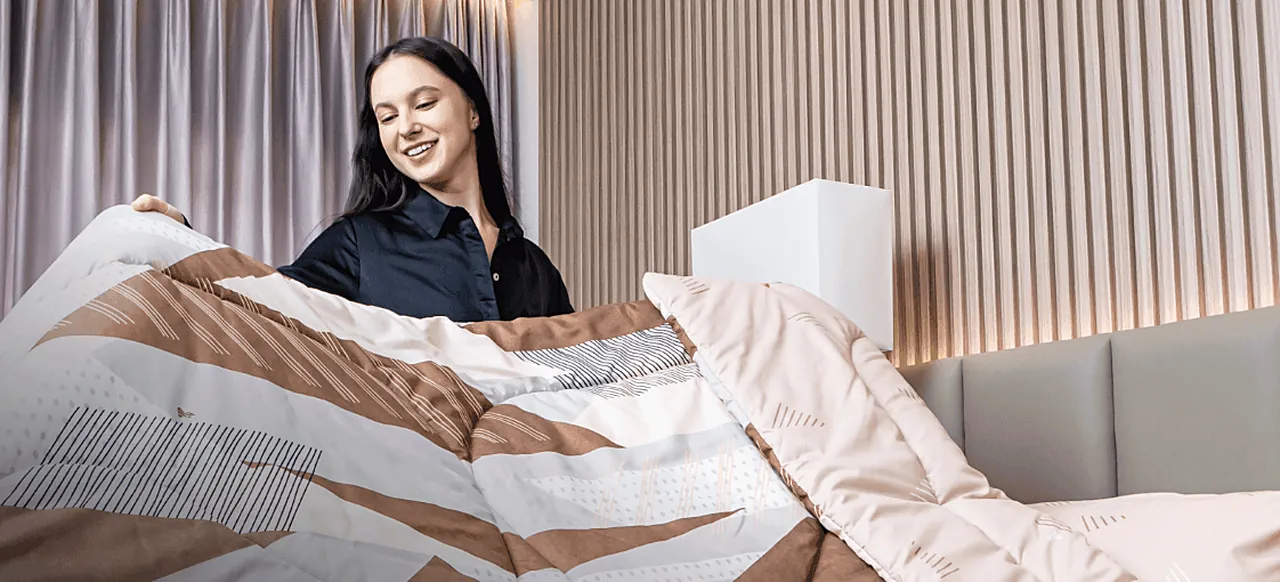 Merapikan bed cover Lady Rose di kamar tidur