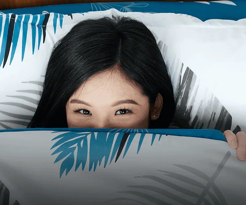 Perempuan mengintip dari balik bantal